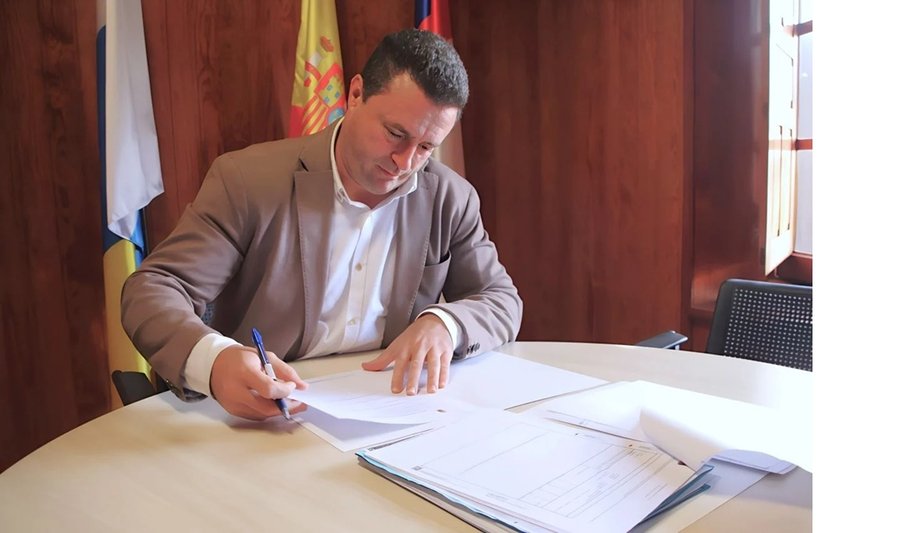 El alcalde de Yaiza, Óscar Noda, firma documentación en su despacho municipal / Foto: Ayuntamiento de Yaiza