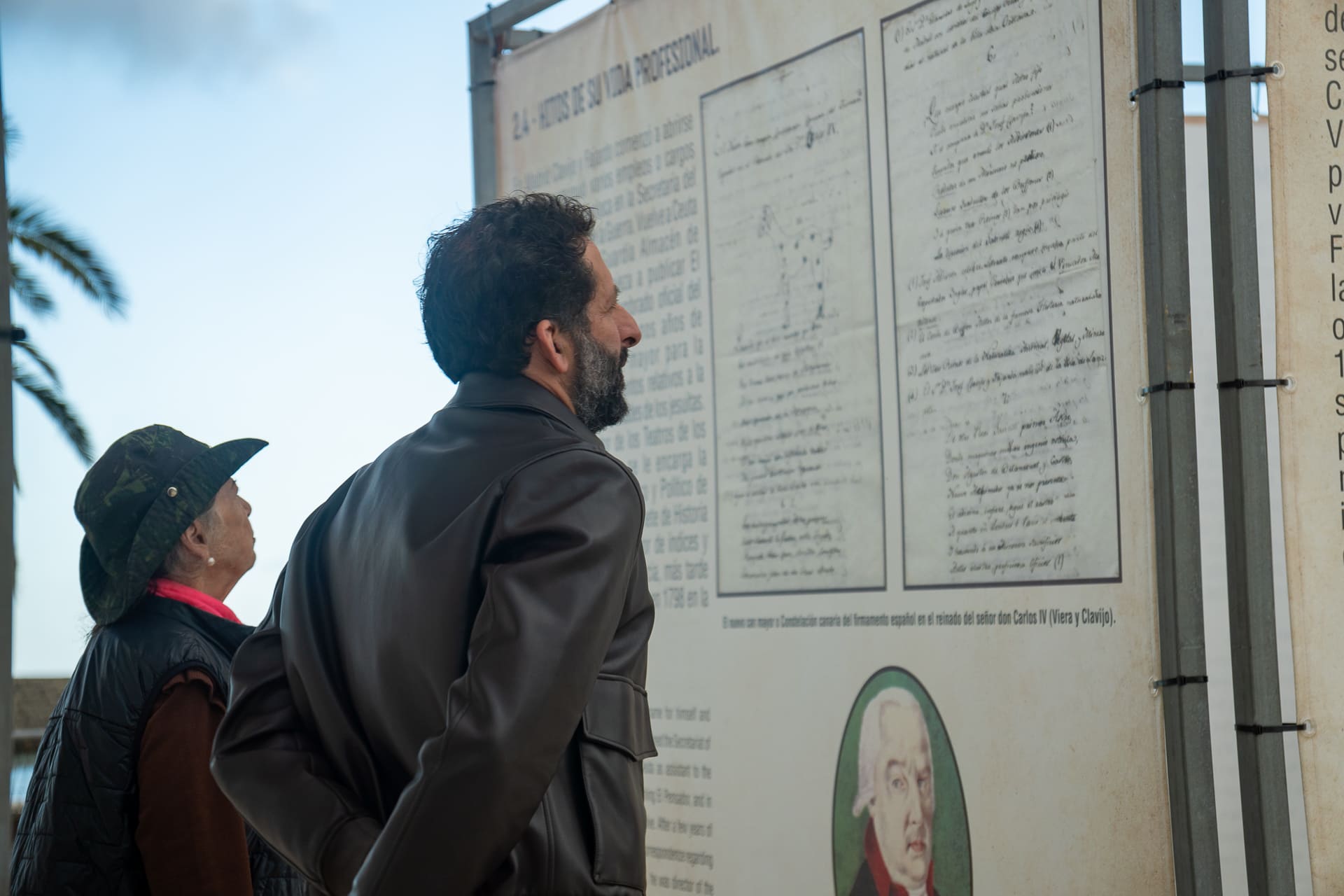 Visitantes ante los paneles de la exposicion sobre Jose Clavijo y Fajardo en Arrecife