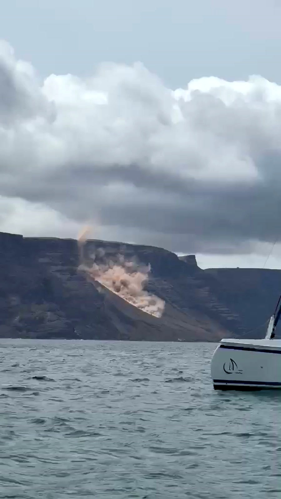 Un desprendimiento sacude la ladera del Risco de Famara