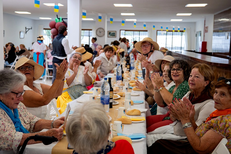Más de un centenar de mayores de Arrecife celebran su encuentro tradicional del Día de Canarias con baile, música folclórica y gastronomía del Archipiélago