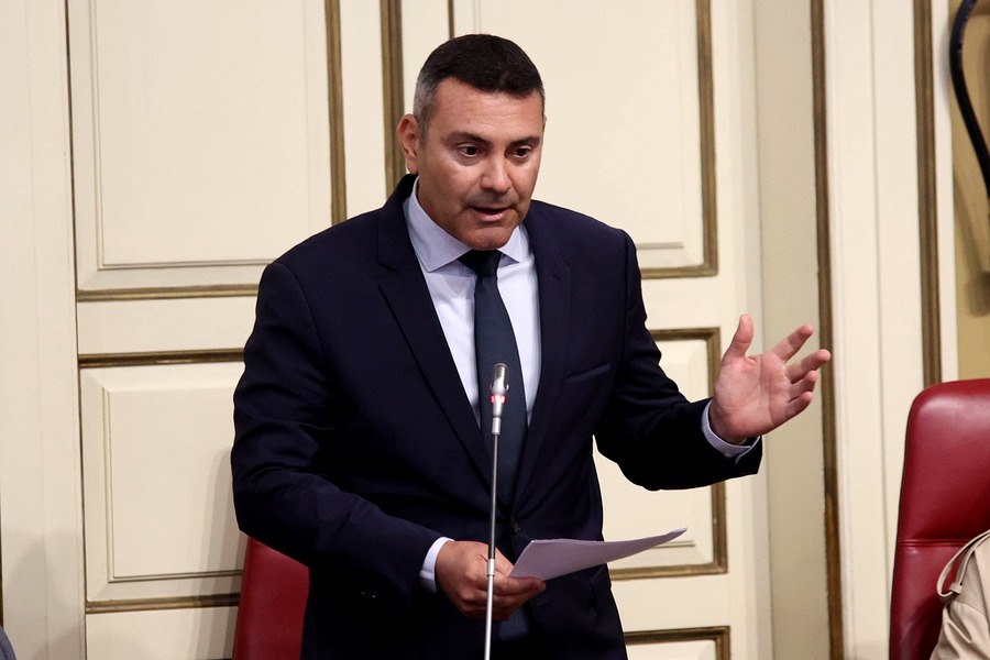 Betancort acusa al Estado de dejar al Cabildo de Lanzarote sosteniendo el 80% del coste del transporte gratuito mientras el dinero llegaba con meses de retraso