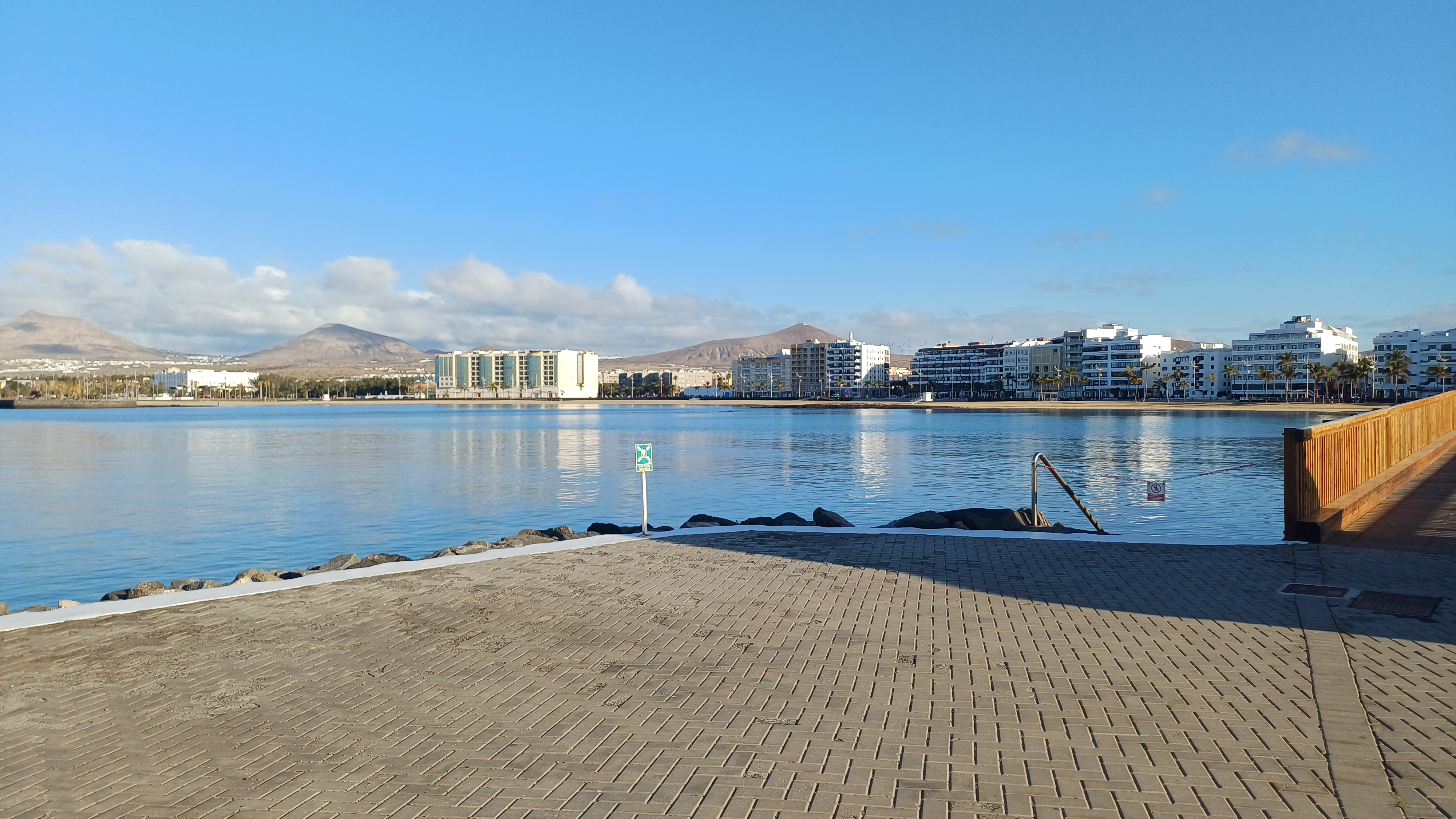 El sol toma Lanzarote este lunes: cielos despejados y 25°C previstos