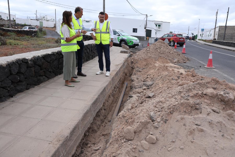 La alcaldesa de Teguise, Olivia Duque, junto al consejero delegado del Consorcio del Agua, Domingo Cejas, durante la visita a las obras de renovación de la red de abastecimiento en Soo. Foto: Cabildo de Lanzarote