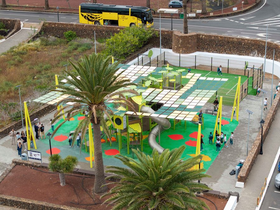 Parque infantil del municipio de Yaiza, uno de los espacios de ocio y actividad para los más jóvenes del municipio. Foto: Ayuntamiento de Yaiza]