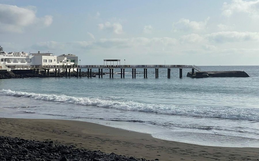 FOTO: La pasarela de Arrieta, cerrada desde hace años por su deterioro, fotografiada desde la playa de La Garita