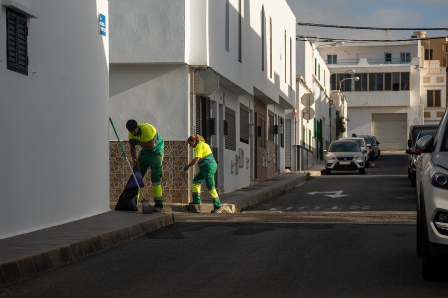 Operarios del Plan Integral de Limpieza y Adecentamiento Urbano trabajando en las calles de Argana Alta, Arrecife. Foto: Ayuntamiento de Arrecife