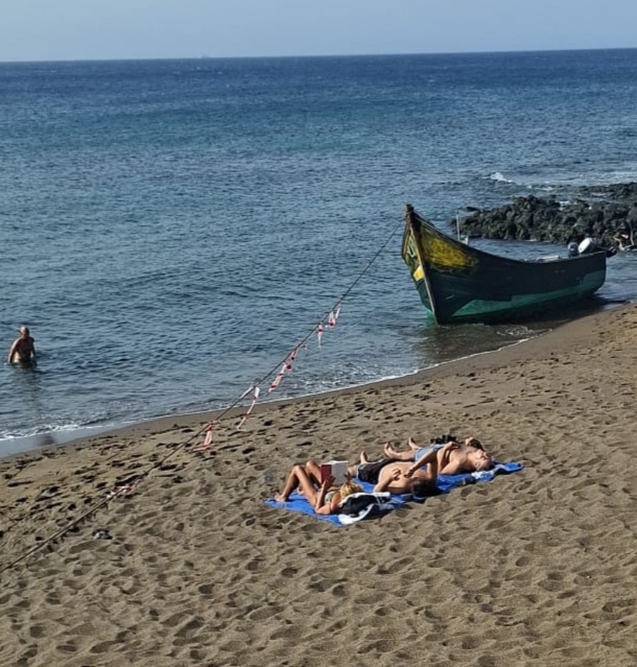 Playa Bastián, en Costa Teguise, horas después de la llegada de la patera este miércoles / Foto: Elpejeverde.com