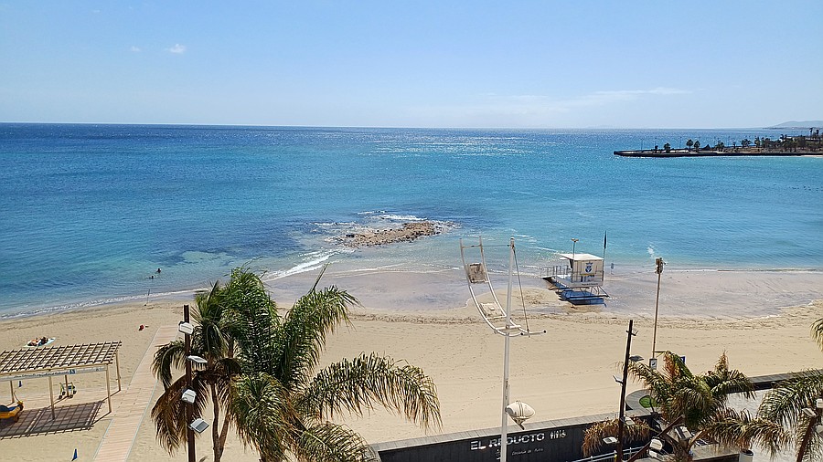 La playa de El Reducto, en Arrecife, , con la caseta de socorrismo a pie de orilla / Foto: Elpejeverde.com