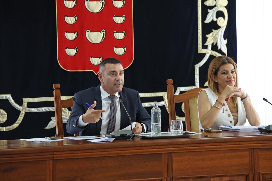 Oswaldo Betancort y María Jesús Tovar durante el Pleno del Cabildo de Lanzarote / Foto: Cabildo de Lanzarote