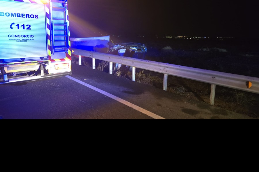 Los bomberos del Consorcio de Seguridad y Emergencias, junto al vehículo volcado en la LZ-2 / Foto: Consorcio de Seguridad y Emergencias de Lanzarote