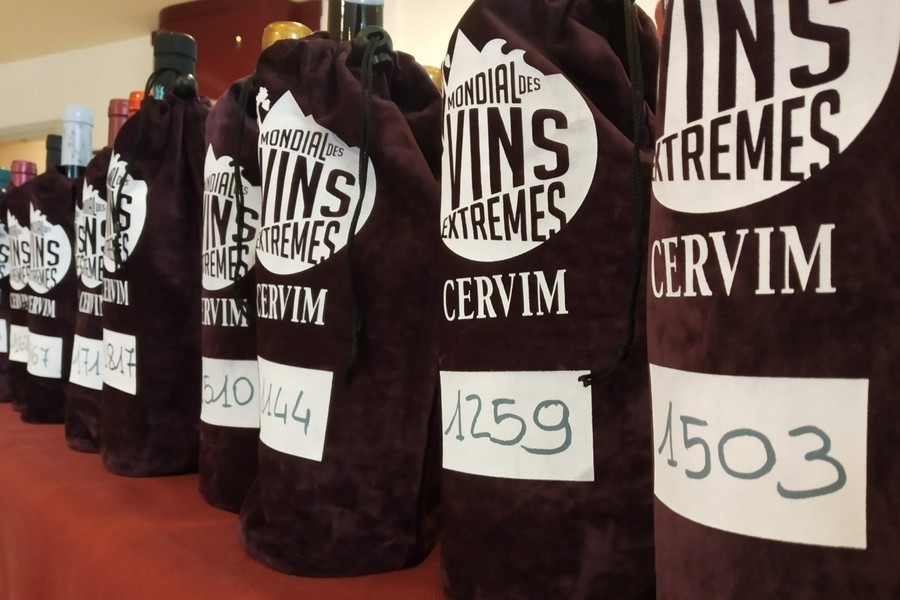 Botellas presentadas al Mondial des Vins Extrêmes, el certamen de viticultura heroica organizado por el CERVIM / Foto: Gobierno de Canarias