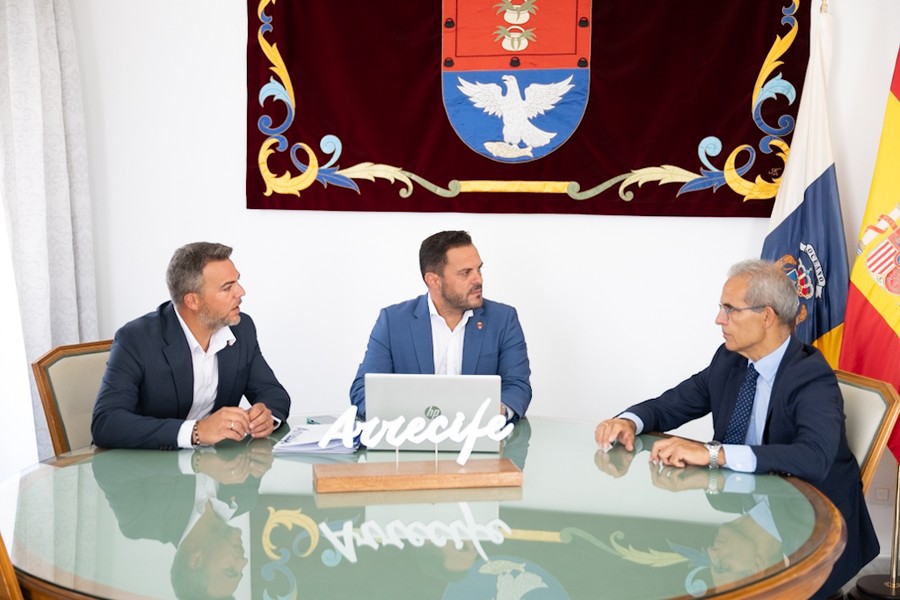 Jacobo Medina, Yonathan de León y Luis Martínez-Sicluna, durante la reunión en la Alcaldía de Arrecife / Foto: Ayuntamiento de Arrecife