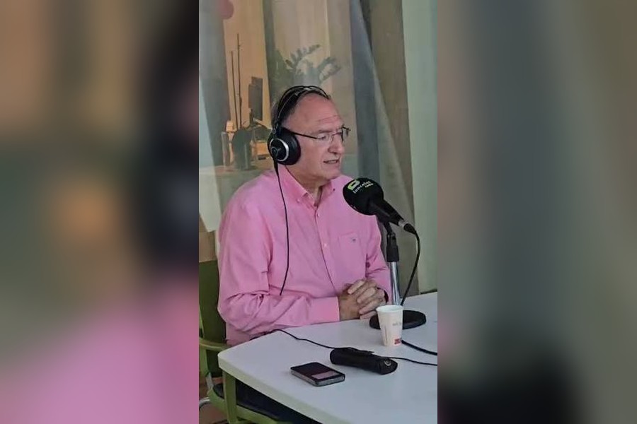 Manolo Fajardo, senador del PSOE por Lanzarote, este martes en los estudios de Lancelot Radio durante su entrevista en Elpejeverde / Fotos: Elpejeverde.com