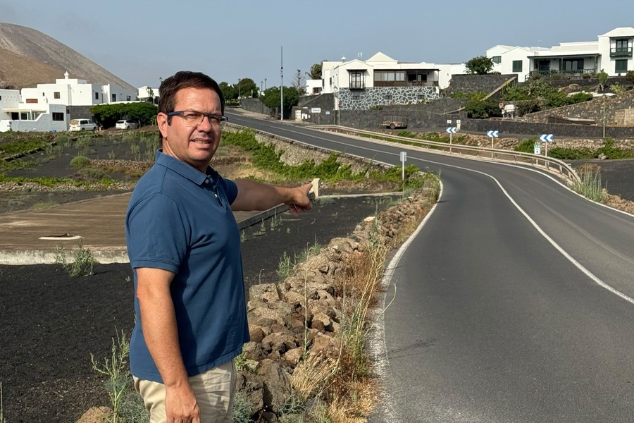 El concejal del MRT en Tinajo, Antonio Morales, junto a uno de los tramos sin arcén en el municipio / Foto: MRT Tinajo