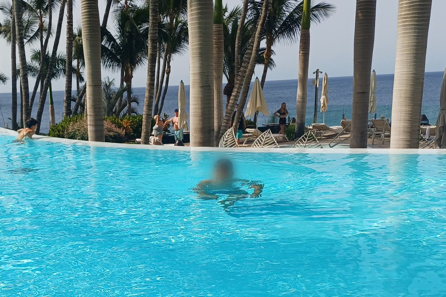 Un bañista en la piscina de un hotel de Puerto del Carmen este verano / Foto: Elpejeverde.com