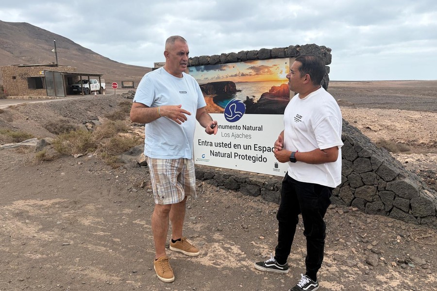 Yone Caraballo y Luis Miguel Valiente, este jueves en la entrada del Monumento Natural de Los Ajaches / Foto: NC-BC Lanzarote