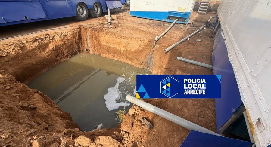 Zanja abierta en la parcela del circo con vertido de aguas fecales al subsuelo, en una imagen de la inspección policial / Foto: Policía Local de Arrecife
