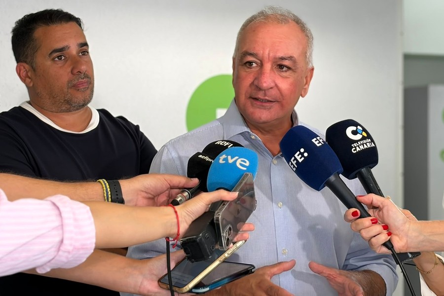 Luis Campos, secretario general de Nueva Canarias-Bloque Canarista, atiende a los medios junto a Yone Caraballo / Foto: Nueva Canarias