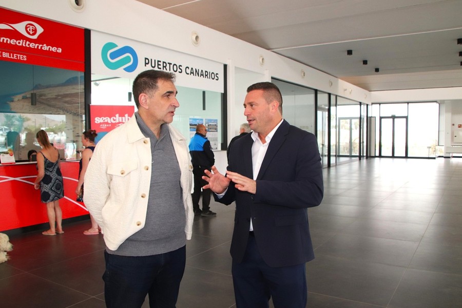Óscar Noda, alcalde de Yaiza, conversa con Gilberto Moreno, director gerente de Puertos Canarios, en las instalaciones portuarias / Foto: Ayuntamiento de Yaiza