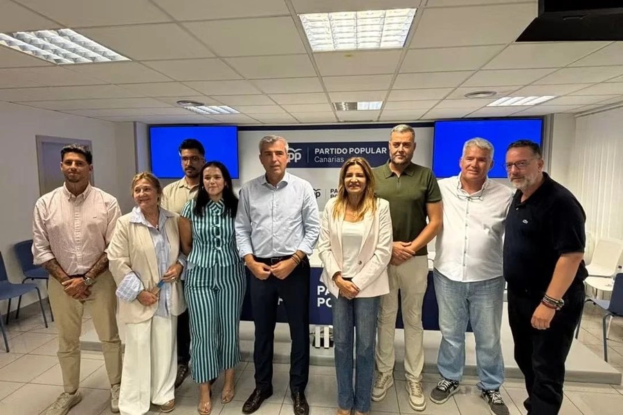 María Jesús Tovar (centro derecha) junto a Manuel Domínguez y otros dirigentes del PP de Lanzarote, en la sede del partido / Foto: Partido Popular de Canarias