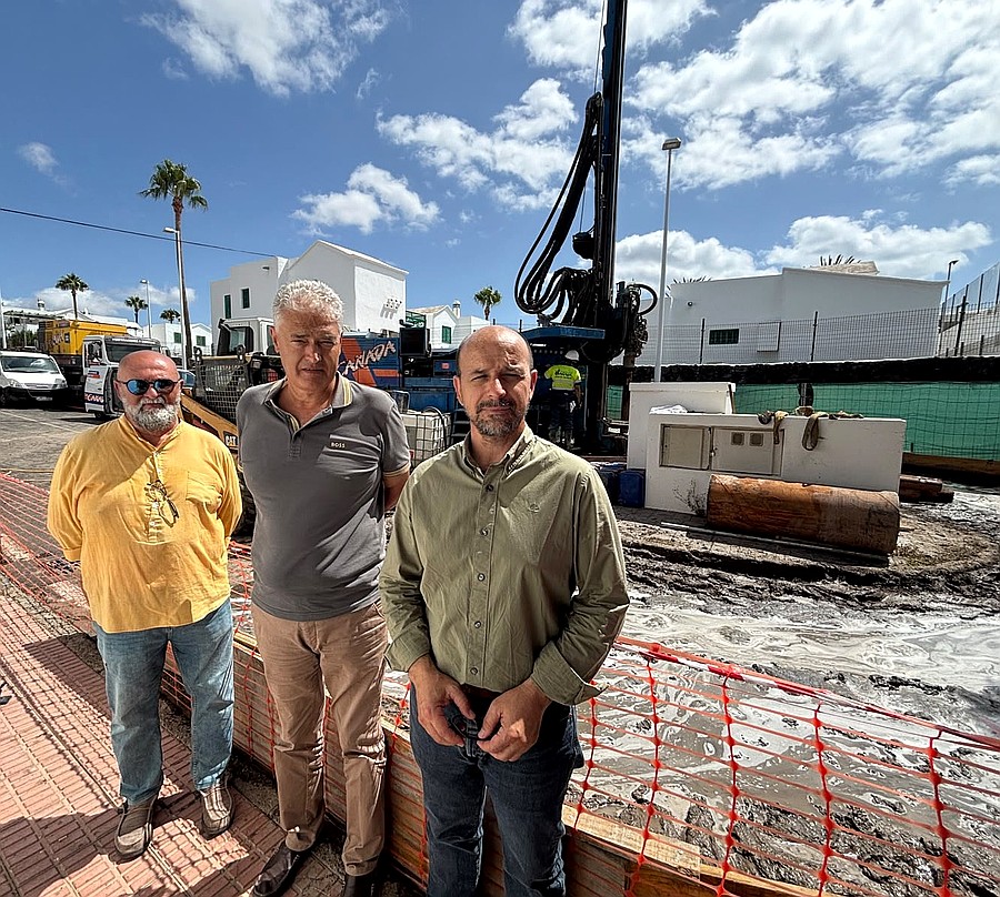 El alcalde de Tías, José Juan Cruz; el primer teniente de alcalde, Nicolás Saavedra; y el concejal de Urbanismo, Ulpiano Calero, durante la visita a los trabajos de reperforado del pozo drenante de la calle Alcorce, en Puerto del Carmen / Foto: Ayuntamiento de Tías