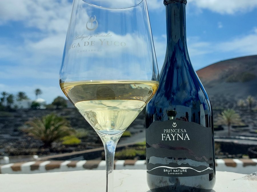 El espumoso Brut Nature 'Princesa Fayna' de Bodegas Vega de Yuco, Medalla de Oro en el Concorso Enologico Internazionale Città del Vino 2026, con el paisaje volcánico de Lanzarote al fondo. Foto: D.O. Vinos de Lanzarote
