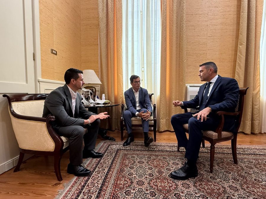 David Toledo, Pablo Rodríguez y Oswaldo Betancort, durante la reunión sobre las carreteras de Lanzarote en el Parlamento de Canarias / Foto: Cabildo de Lanzarote