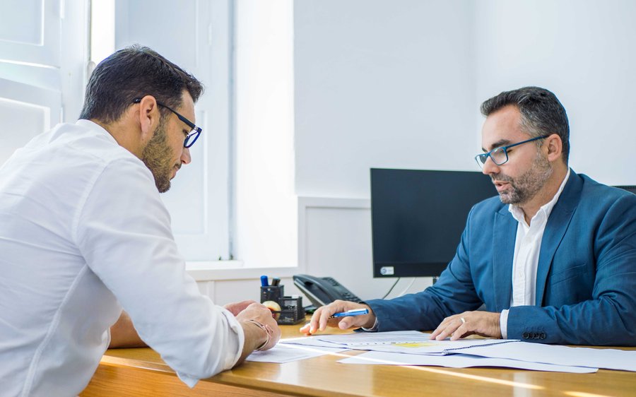  Rosmen Quevedo, concejal de Vivienda del Ayuntamiento de Arrecife, junto al teniente de alcalde Echedey Eugenio, durante una reunión de trabajo en el consistorio. Foto: Ayuntamiento de Arrecife]