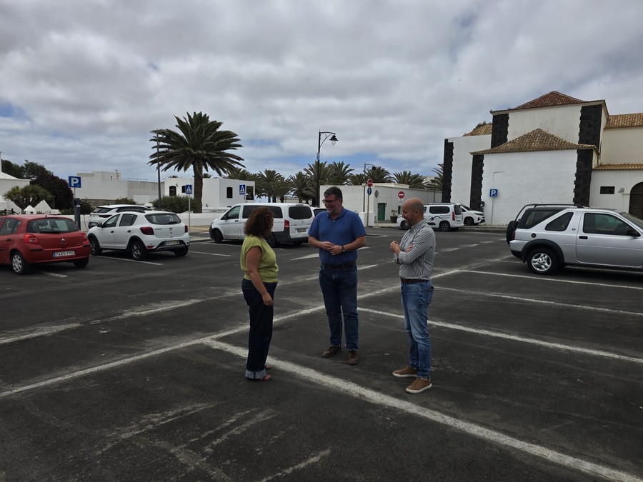 La concejala de Urbanismo, Marlene Romero;  y Raúl de León de obras , en la nueva bolsa de aparcamiento habilitada junto a la iglesia de San Bartolomé. / Ayuntamiento de San Bartolomé