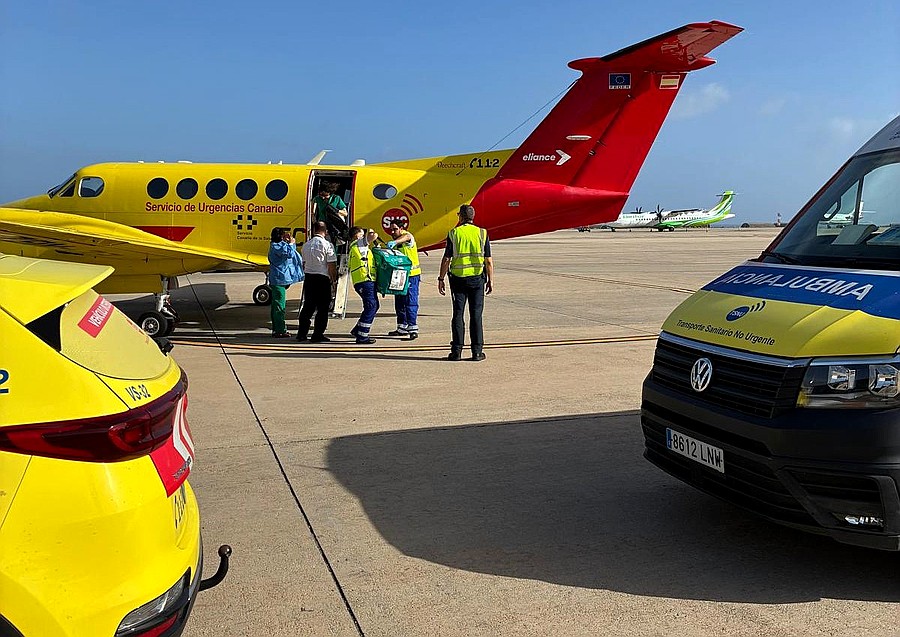 Personal sanitario y logístico del Servicio de Urgencias Canario, junto al avión medicalizado y la ambulancia, durante una operación de traslado en un aeropuerto canario / Foto: Servicio de Urgencias Canario (GSC)