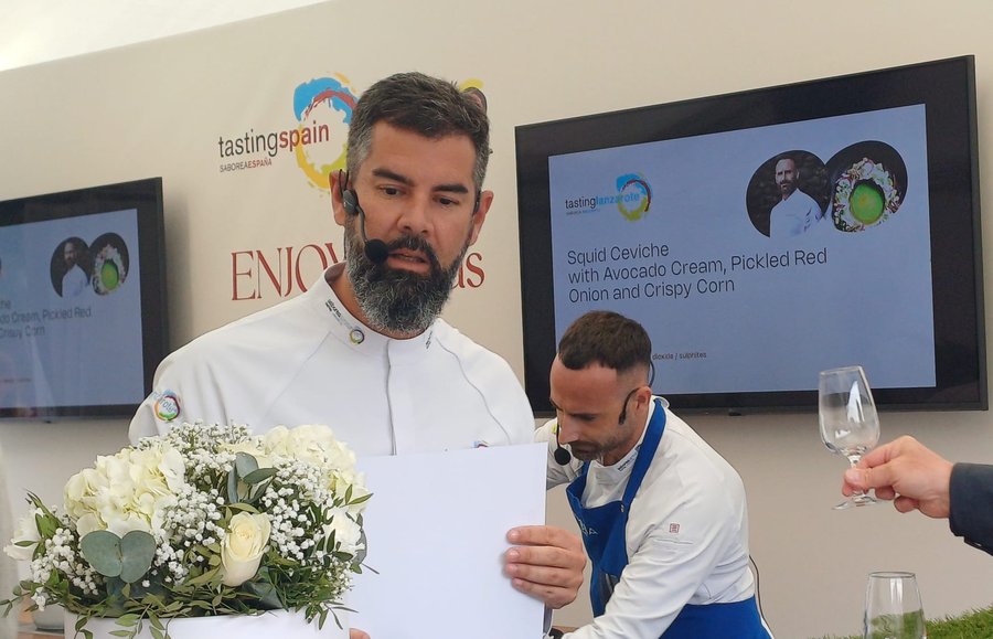 Raiko Arbelo y Adrián Brusel, los dos cocineros de Lanzarote en el Taste of Dublin 2026, en el stand de Saborea Lanzarote en Merrion Square, Dublín. Foto: Sergio Calleja / Elpejeverde.com