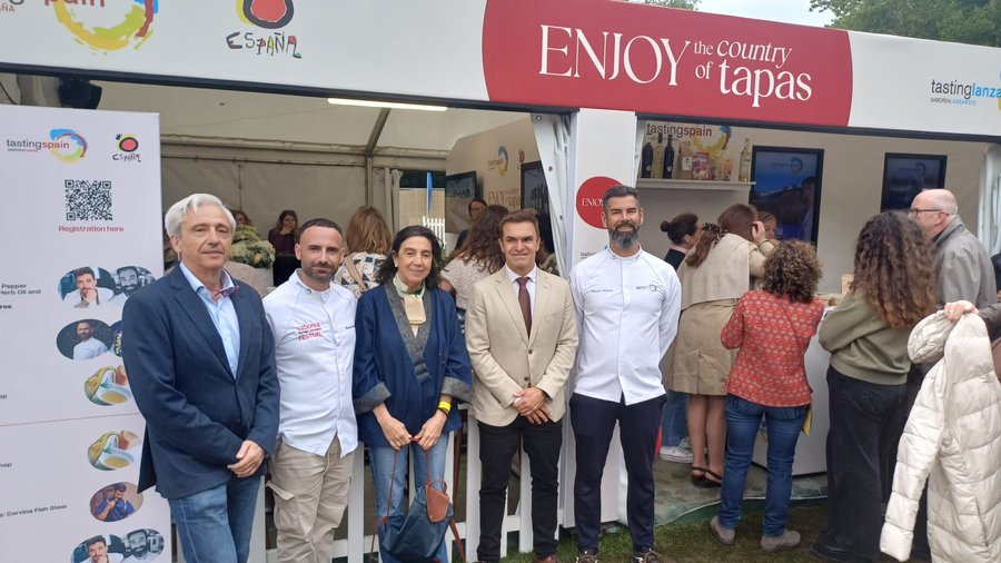 El equipo de Lanzarote en el stand de Saborea Lanzarote durante la segunda jornada del Taste of Dublin 2026, con Héctor Fernández (SPEL), los cocineros Adrián Brusel y Raiko Arbelo y representantes institucionales. Foto: Sergio Calleja