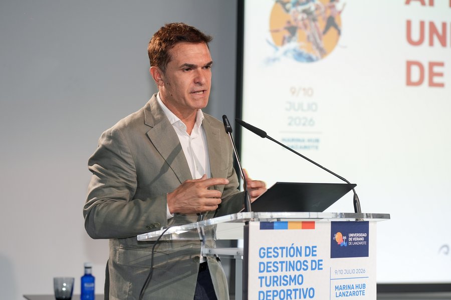 Intervención durante la apertura de la Universidad de Verano de Lanzarote sobre Gestión de Destinos de Turismo Deportivo en Marina Hub / Foto: Cabildo de Lanzarote