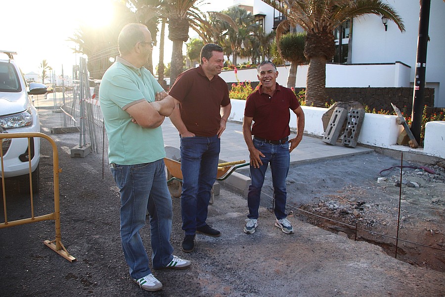 El alcalde de Yaiza, Óscar Noda, junto a dos concejales de la Corporación, durante una visita a las obras de rehabilitación de la Avenida Papagayo, en Playa Blanca / Foto: Ayuntamiento de Yaiza