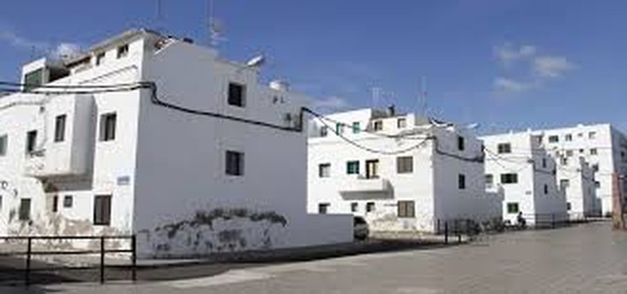 Viviendas del barrio de Valterra, en Arrecife, cuyo expediente de cesión a sus propietarios lleva años sin resolverse. Foto: Elpejeverde.com