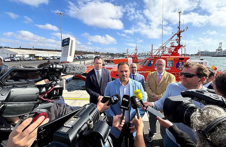 El alcalde de Arrecife, Yonathan de León, atiende a los medios en la zona del puerto donde desembarcan los migrantes, con la embarcación de Salvamento Marítimo al fondo / Foto: Ayuntamiento de Arrecife