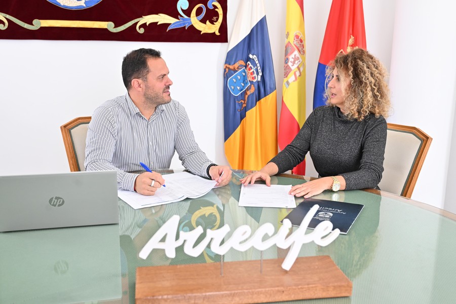 El alcalde de Arrecife, Yonathan de León, y la concejala de Deportes y portavoz, Eli Merino, durante una reunión de trabajo en el despacho de Alcaldía. / Ayuntamiento de Arrecife