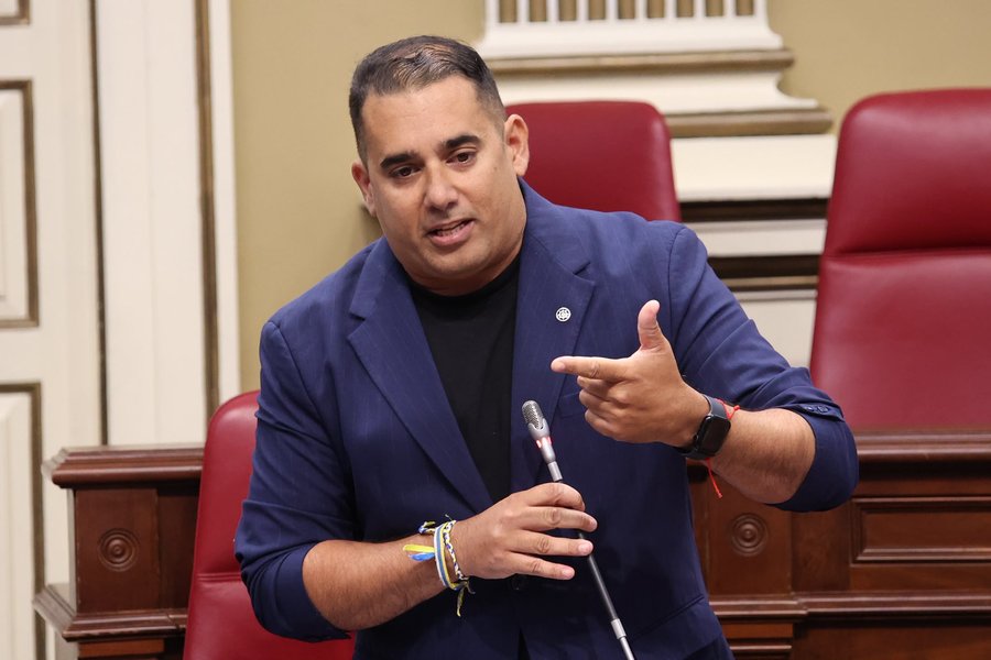 Yoné Caraballo, diputado de NC-BC por Lanzarote, durante su pregunta a la consejera de Sanidad en el Parlamento de Canarias / Foto: NC-BC
